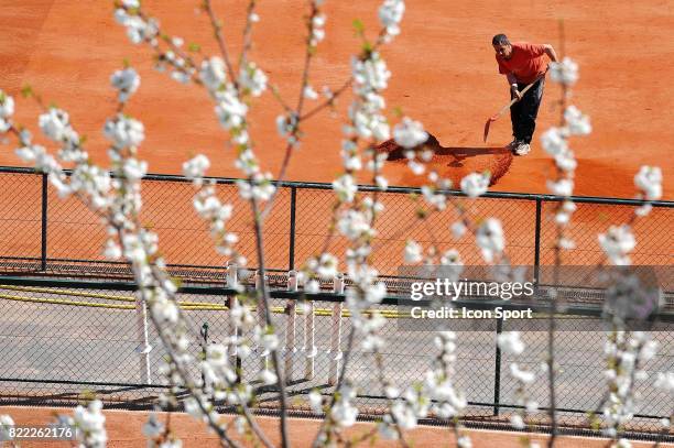 Refection des courts en vue de Roland Garros 2009 - ajout de terre battue fraiche - - Stade Roland Garros - Paris -