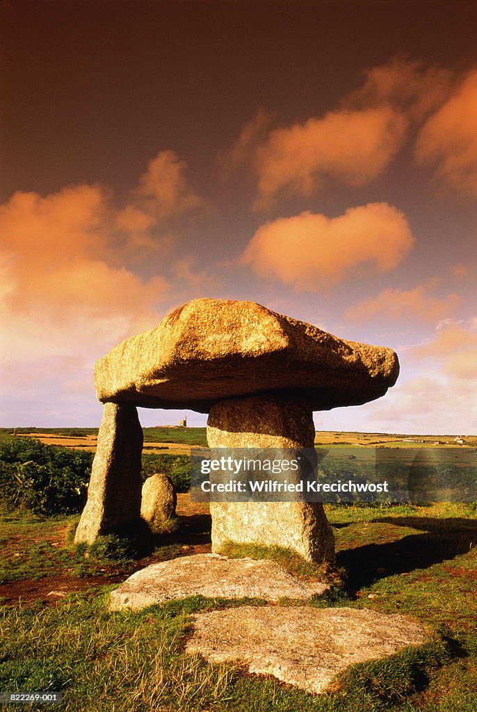 England, Cornwall, Land's End, Lanyon Quoit, prehistoric rock tomb