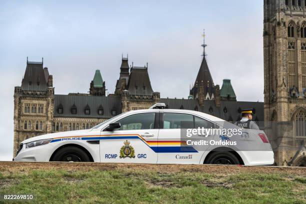 rcmp police car in front of canadian parliament, ottawa - terrorist attack stock pictures, royalty-free photos & images