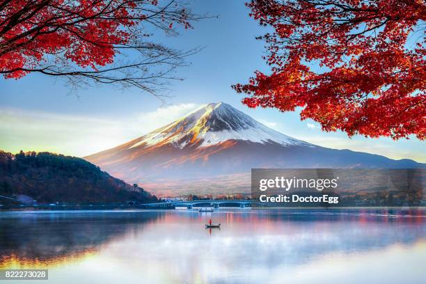 fuji mountain in autumn - berg fudschijama stock-fotos und bilder