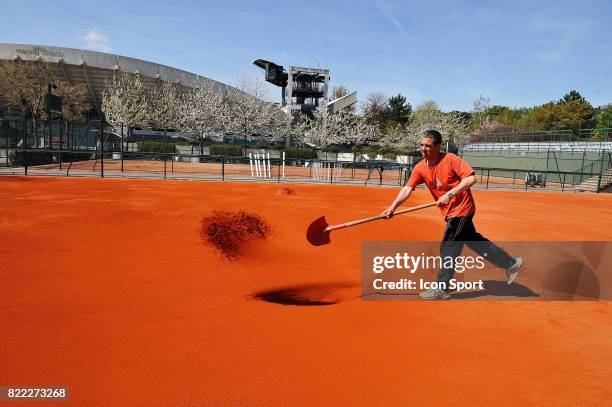 Refection des courts en vue de Roland Garros 2009 - ajout de terre battue fraiche - - Stade Roland Garros - Paris -