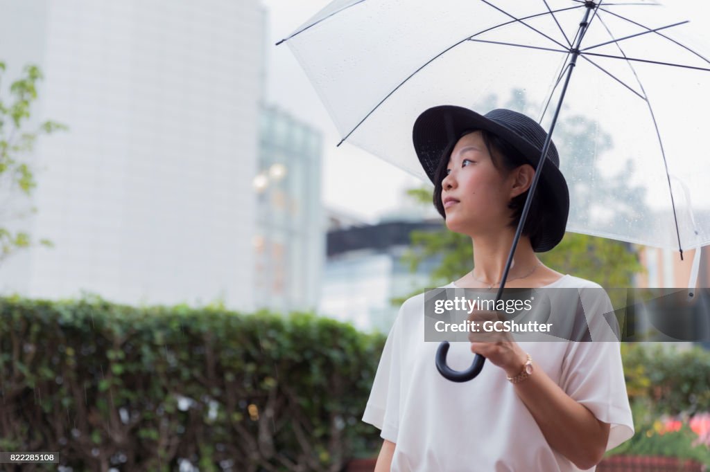 Mujer coreana de caminar bajo la lluvia
