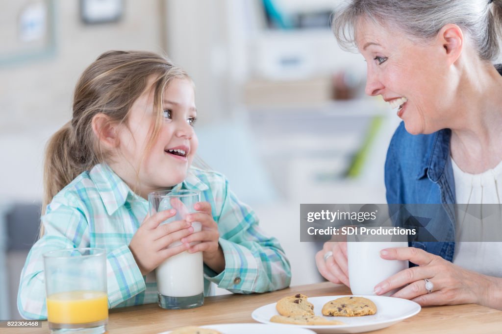 Garota feliz visitas com a vovó