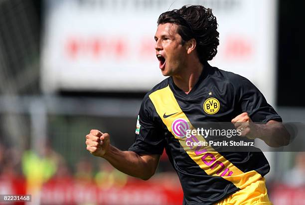 Nelson Valdez of Dortmund celebrates after the 1-3 during the DFB Cup first leg match between Rot-Weiss Essen and Borussia Dortmund at the Georg...