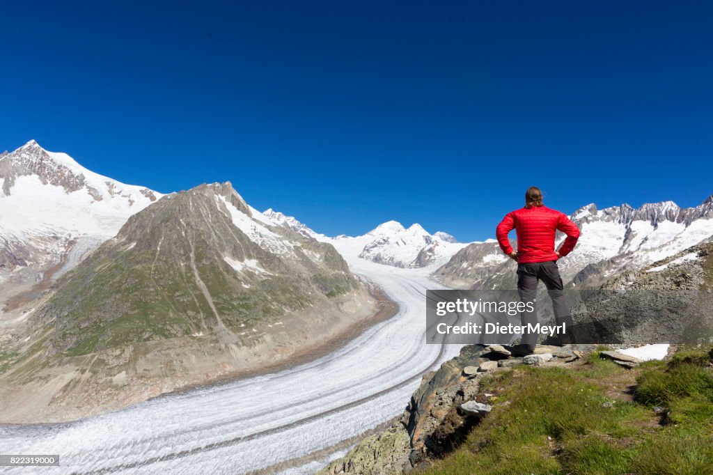 Excursionista frente Aletschgletscher