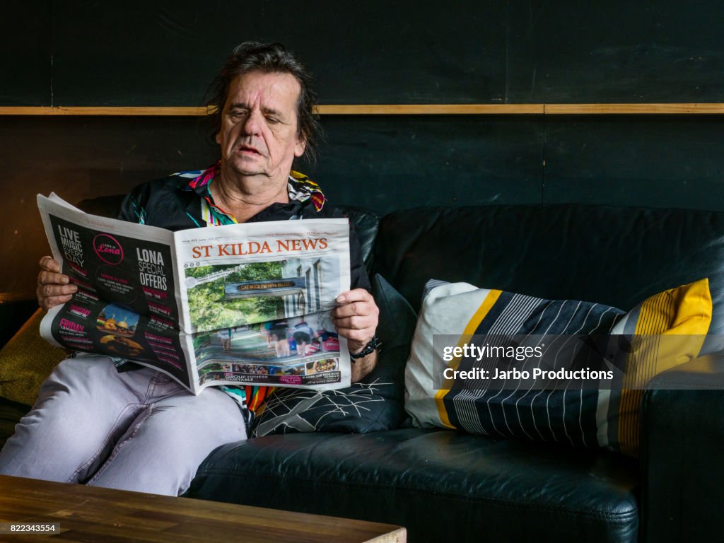 Man reads St Kilda News in Bar
