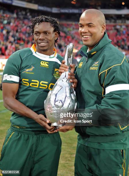 Jongi NOKWE et JP PIETERSEN avec le Lions Series Trophy - - Afrique du Lions / Lions Britanniques - Test Match - Johannesburg -