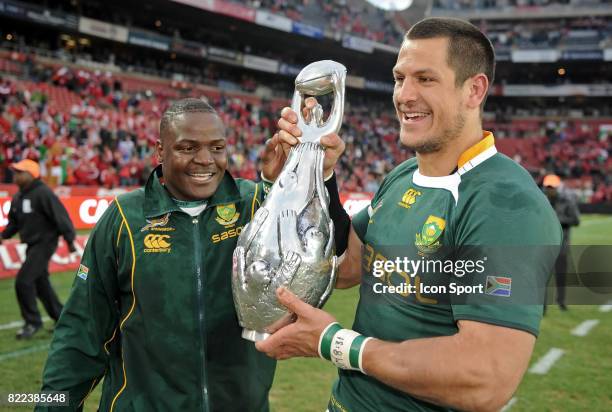 Chiliboy Ralepelle et Pierre SPIES avec le Lions Series Trophy - - Afrique du Lions / Lions Britanniques - Test Match - Johannesburg -