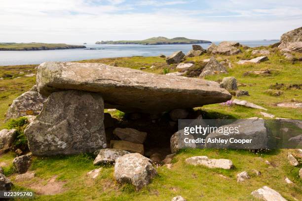 a burial chamber on st davids head, pembrokeshire, wales, uk, looking towards ramsey island. - dólmen - fotografias e filmes do acervo
