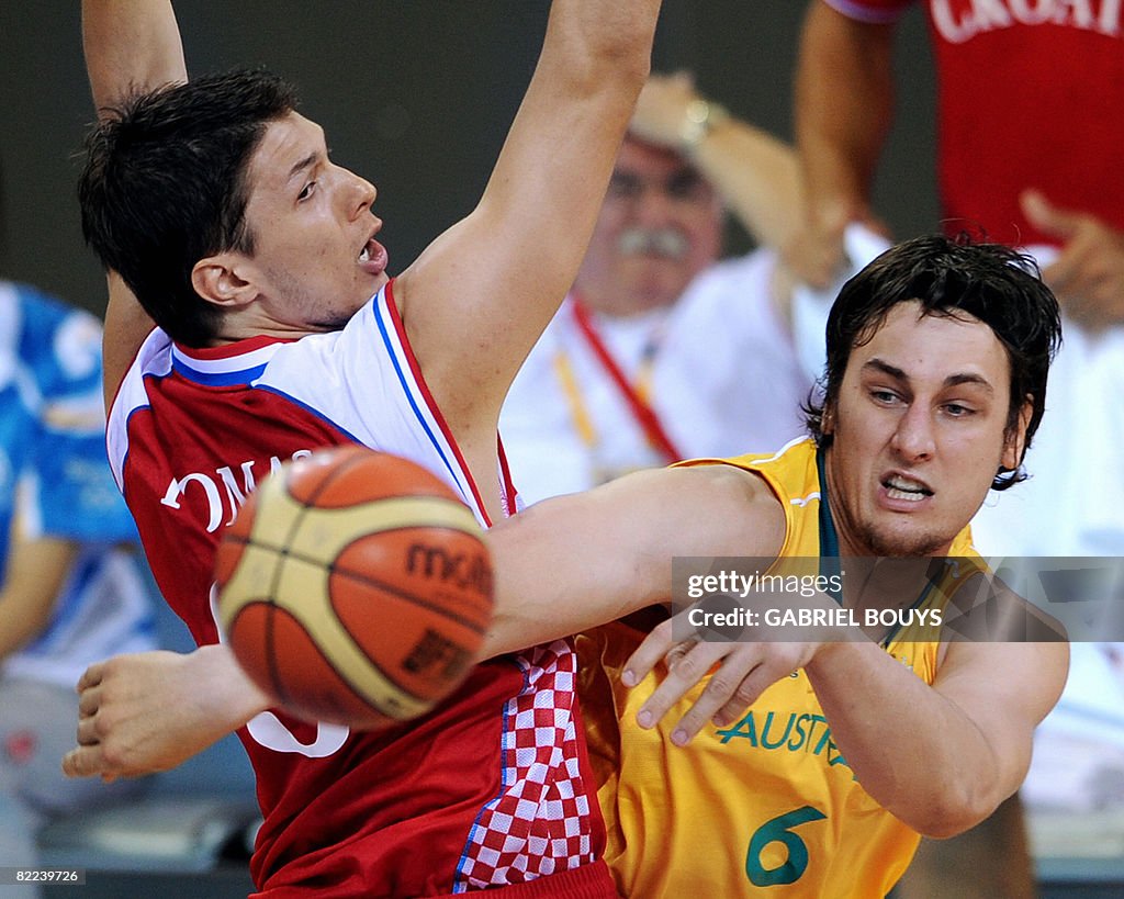 Andrew Bogut (R) from Australia out-pass