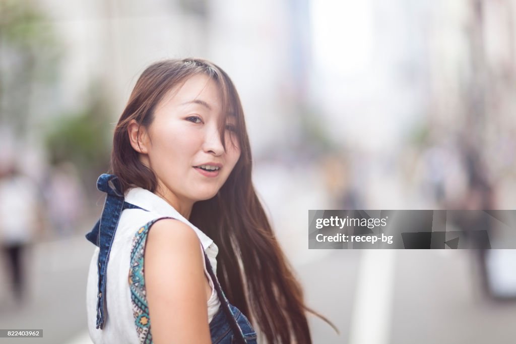 Mujer joven mirando Back