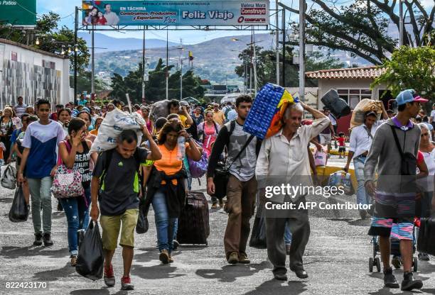 Venezuelan citizens cross the Simon Bolivar international bridge from San Antonio del Tachira, Venezuela to Cucuta, Norte de Santander Department,...