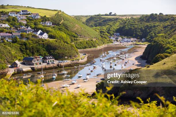 solva harbour, pembrokeshire, wales, uk. - south wales photos et images de collection