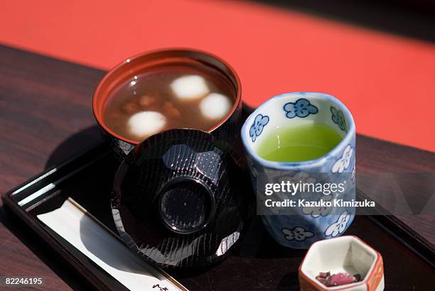 japanese oshiruko and green tea - kazuko kimizuka ストックフォトと画像