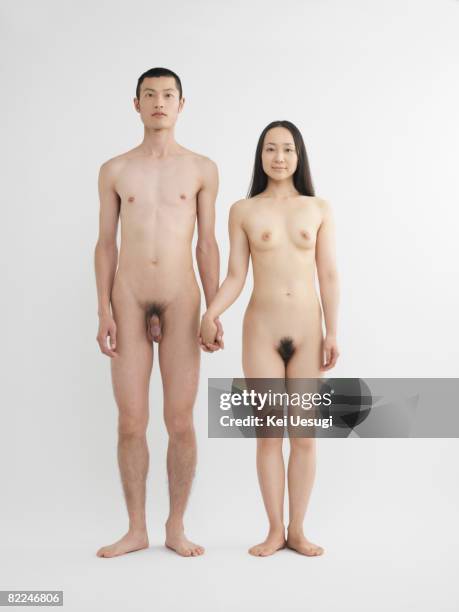 japanese man and woman holding hands together - homme en pied fond blanc photos et images de collection