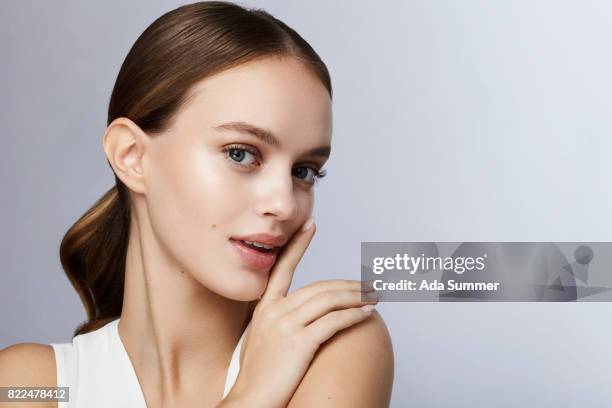 beauty shot of a young woman - lipgloss bildbanksfoton och bilder