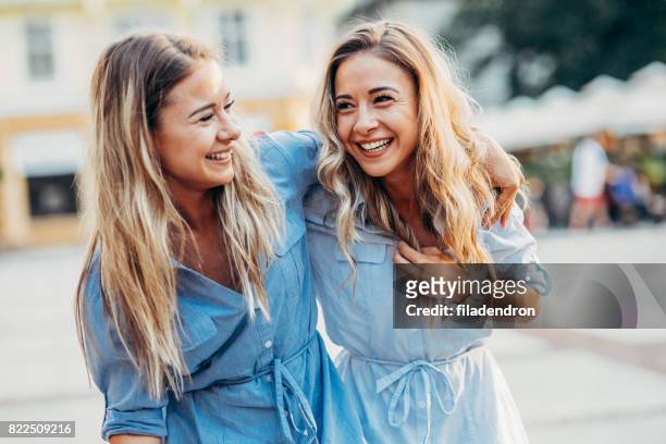 gelukkig twins in de stad - alleen volwassenen stockfoto's en -beelden
