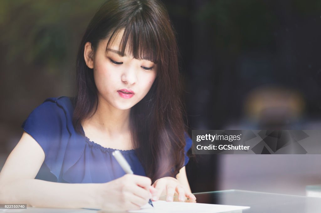 アプリケーションを完了する日本人女性