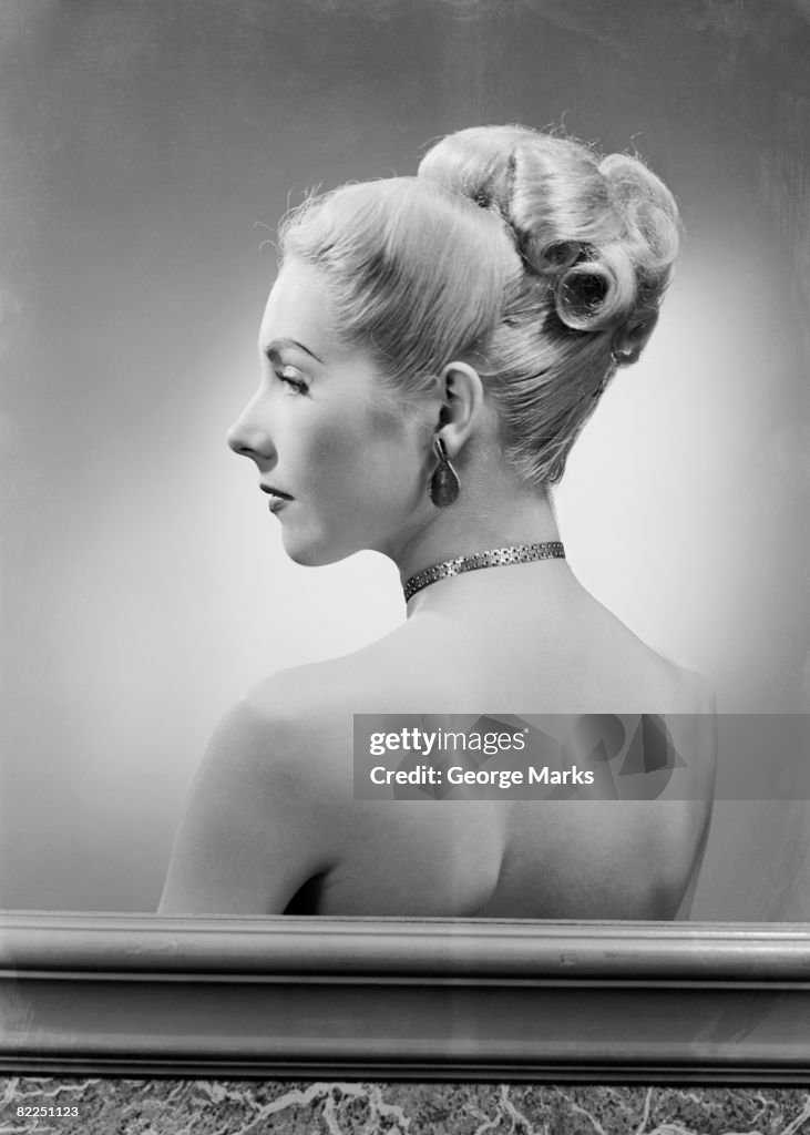 Perfil del elegante mujer de mediana edad; Foto de estudio