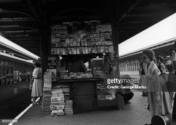 news stand between train station platforms - banca de jornais imagens e fotografias de stock