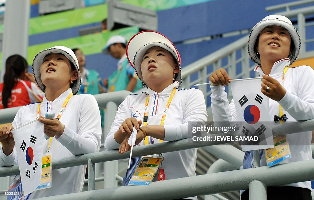 South Korean archers Yun Ok-Hee (C), Par