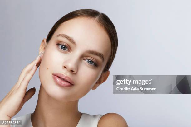 beauty shot of a young woman - beauty portrait studio shot stockfoto's en -beelden