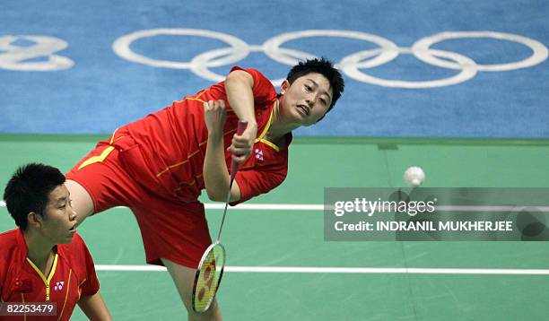 Du Jing and Yu Yang of China play against Ogura Kumiko and Shiota Reiko during the women's doubles quarter final badminton match of the 2008 Beijing...