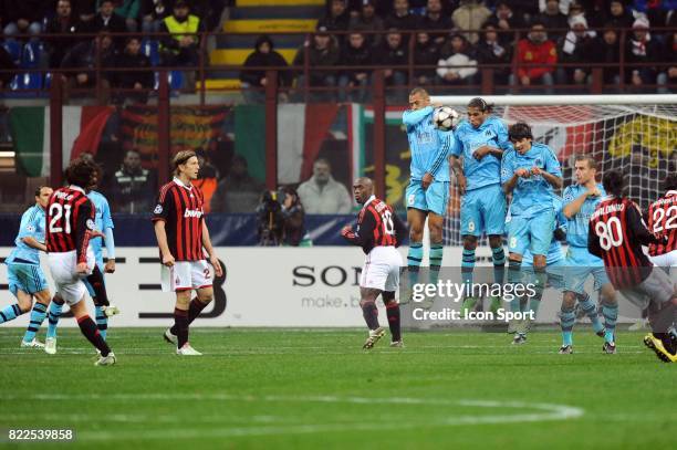 Coup Franc de PIRLO - - Milan AC / Marseille - Champions League - Stade Guiseppe Meazza - Milan - Italie,