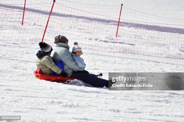 mother, daughter and son on a red bob - scary ski slope stock pictures, royalty-free photos & images