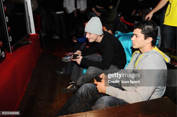 Julien COURBEY / Guillaume BOUSSES - - Tournoi FIFA 10 entre Sportifs / Personnalites au Jamel Comedy Club - Paris,