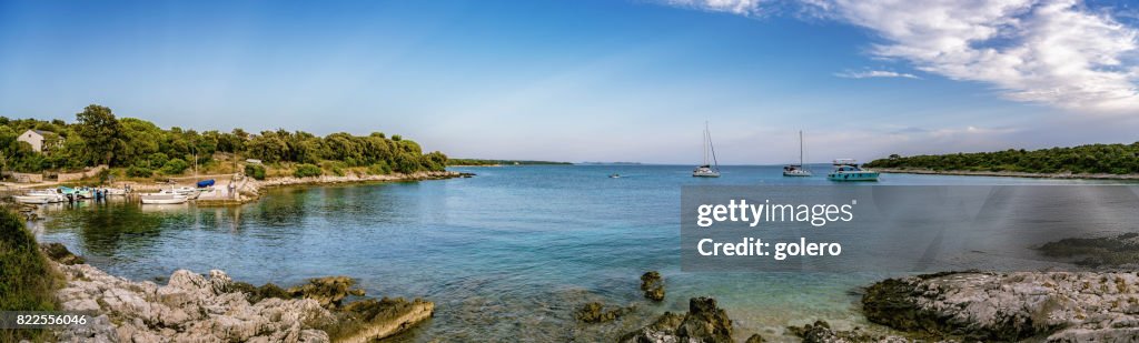 Bucht der Insel Silba in Kroatien mit ruhenden Boote
