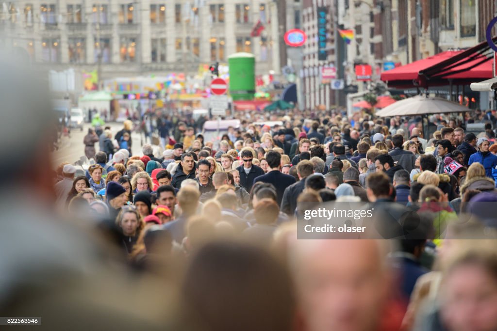 Multitud de peatones en acera en amsterdam