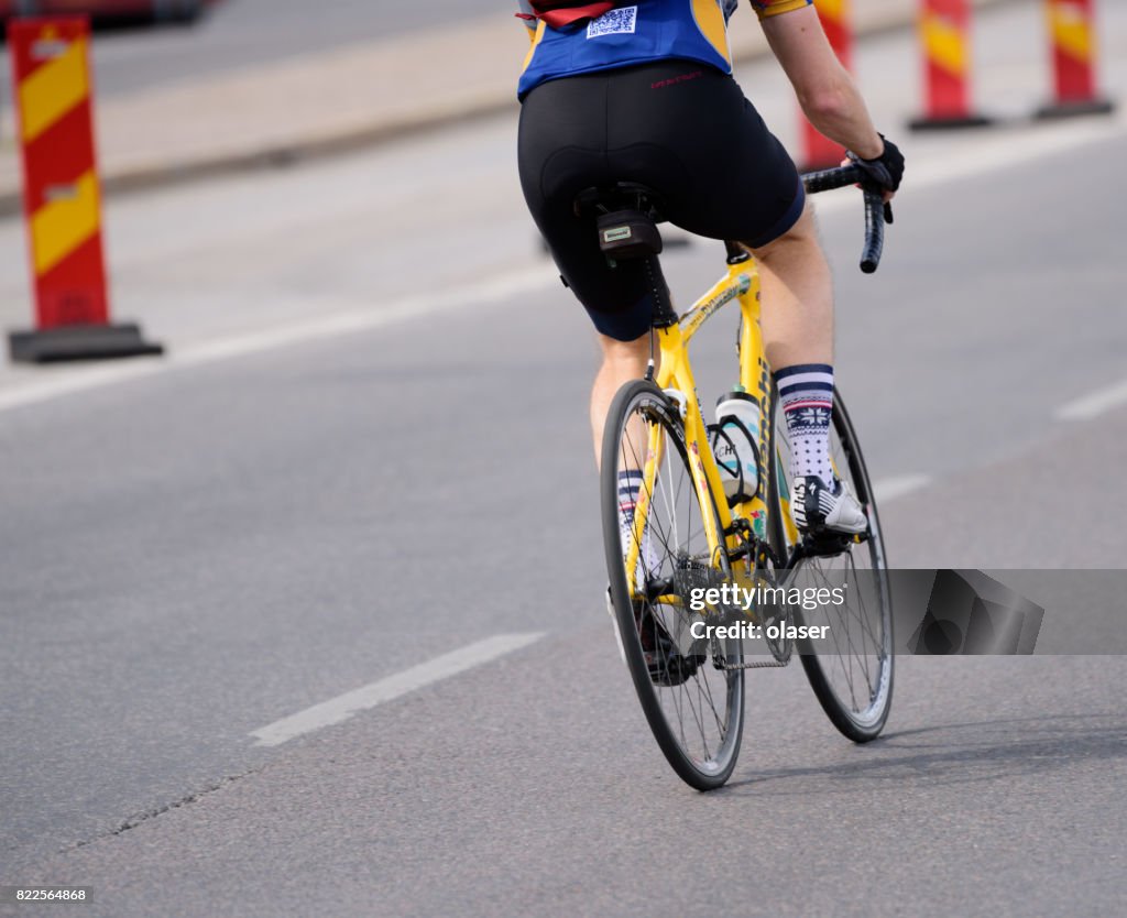 Hombre en bicicleta en el tráfico