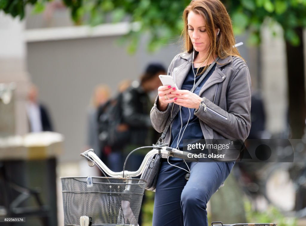 Mujer ciclista en tráfico