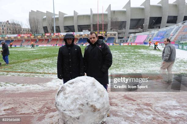 Julien DUPUY et David ATTOUB - Deneigage du terrain - - Stade Jean Bouin - Stade Francais / Ulster - Heineken Cup 2009/2010 -