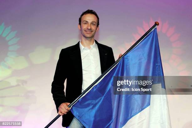 Remise du drapeau au porte drapeau de la delegation France pour les JO de Vancouver