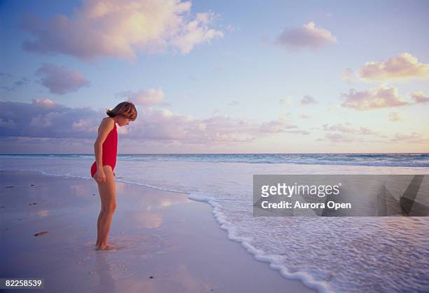 young girl on beach. - ilha harbor - fotografias e filmes do acervo