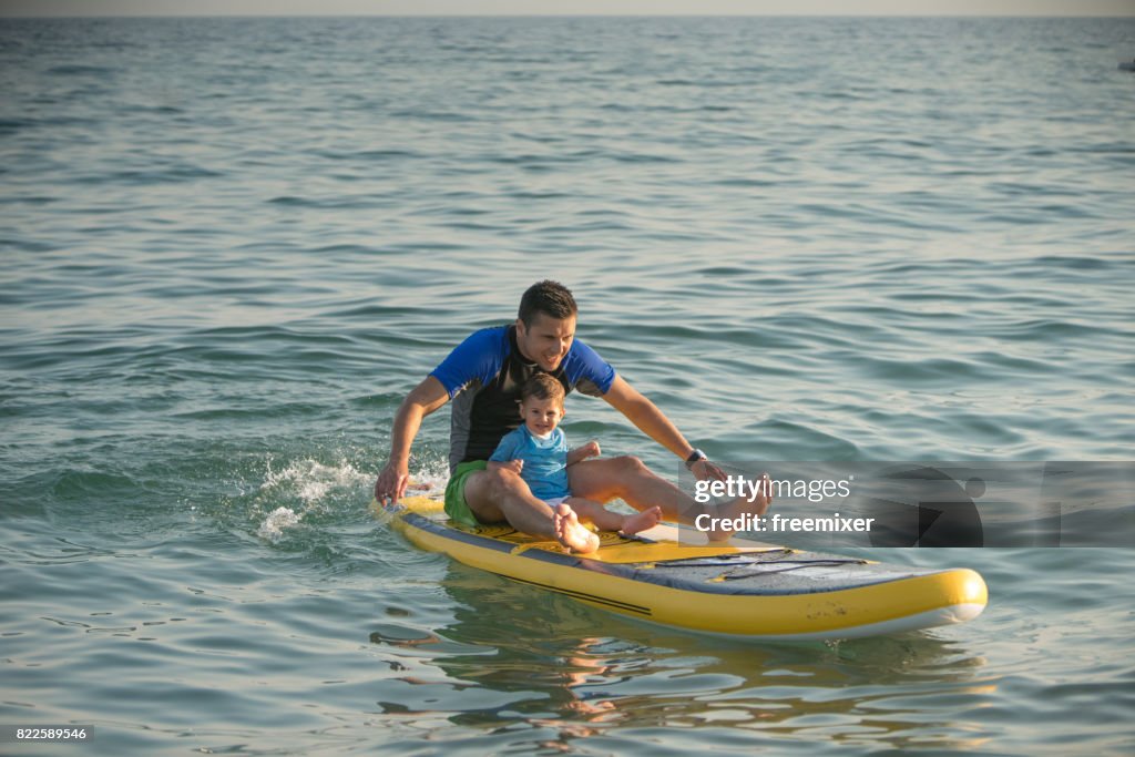 Pai e filho de surfe