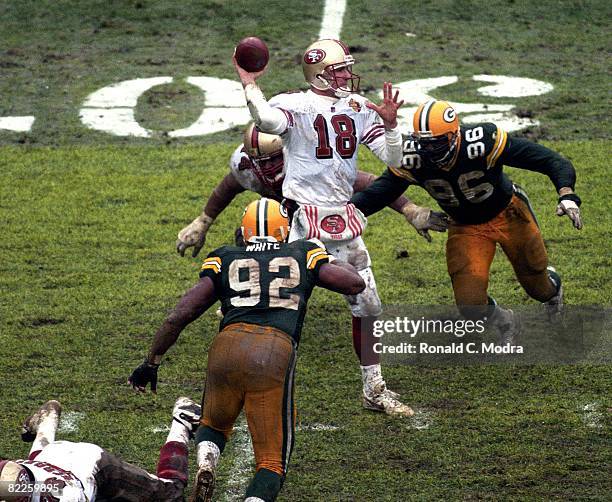 Elvis Grbac of the San Francisco 49ers passes during the NFL Divisional Playoff Game against the Green Bay Packers on January 4, 1997 in Green Bay,...