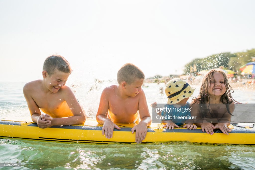 Crianças se divertindo com prancha de surf