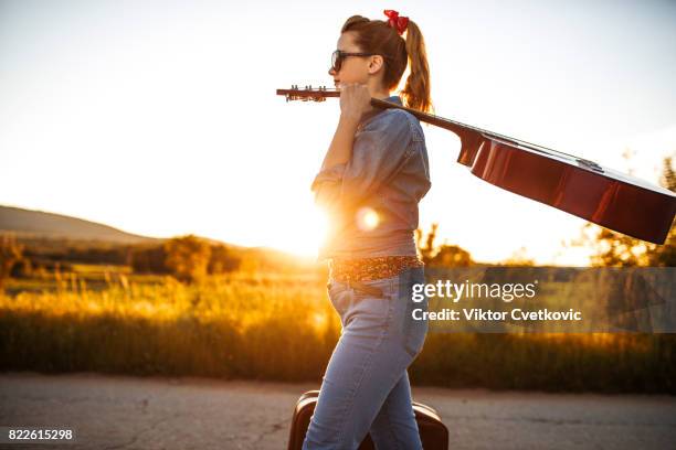 vrouw liften op weg - passenger muzikant stockfoto's en -beelden