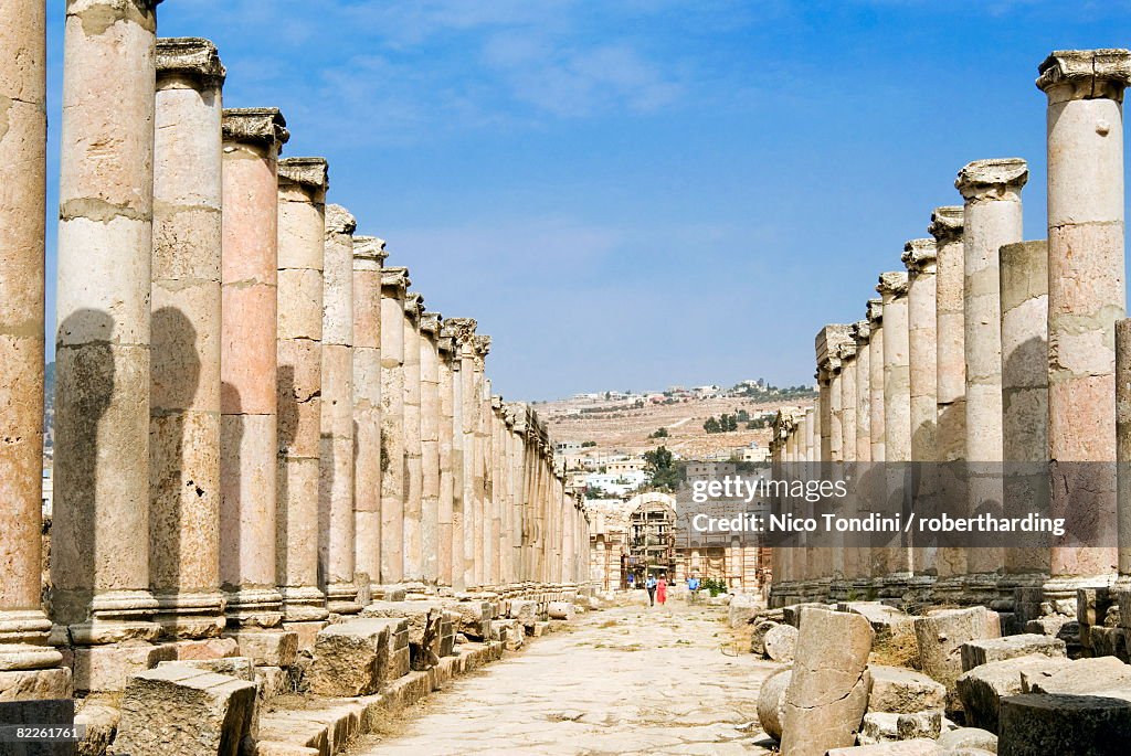 The Cardo, North Colonnaded Street, Jerash (Gerasa) a Roman Decapolis city, Jordan, Middle East