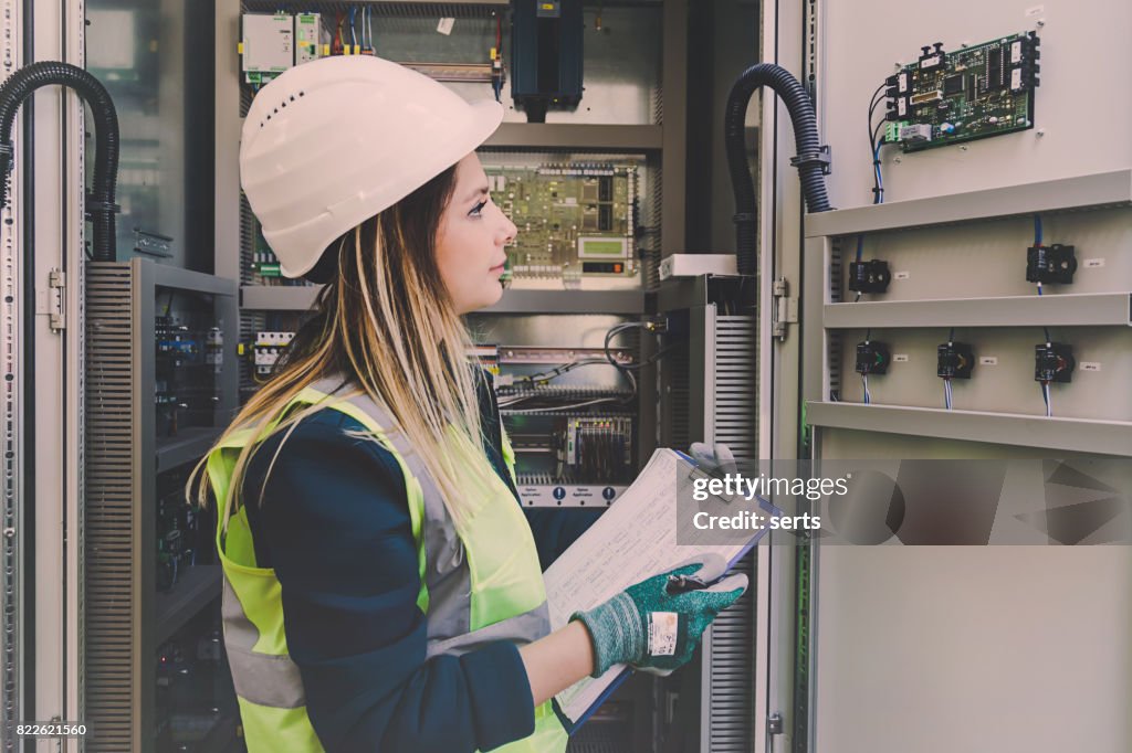 Weibliche Energie Station Elektriker Ingenieur am Energie-Kontrollraum