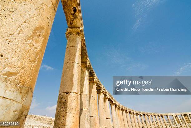oval plaza with colonnade and ionic columns, jerash (gerasa) a roman decapolis city, jordan, middle east - roman decapolis city - fotografias e filmes do acervo
