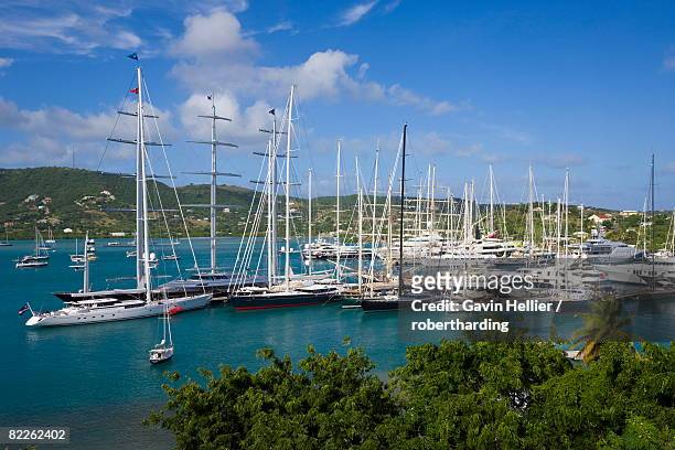 yachts moored in english harbour, nelson's dockyard, antigua, leeward islands, west indies, caribbean, central america - antigua leeward islands stockfoto's en -beelden