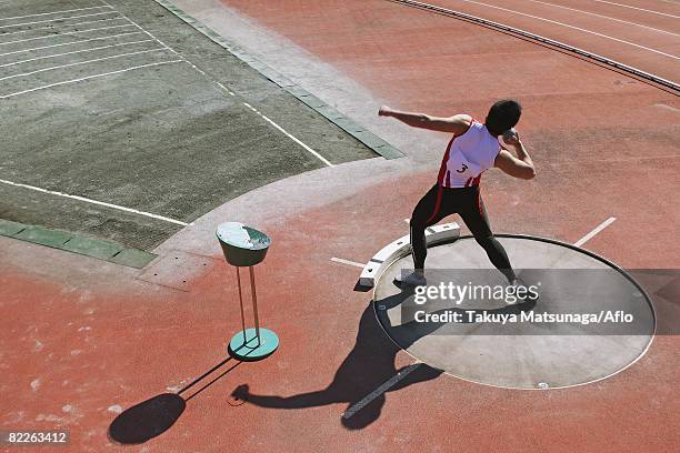 shot putter getting ready to throw - lanzamiento de pesos fotografías e imágenes de stock