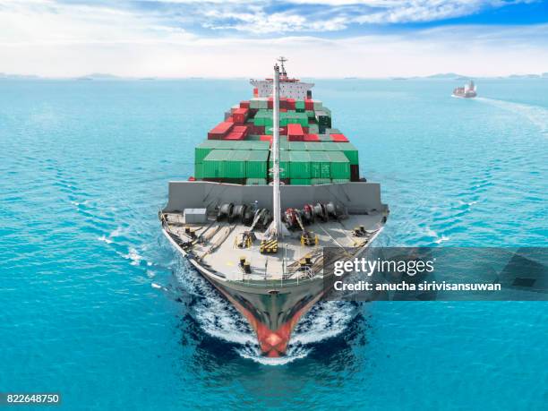 aerial view container ship or cargo vessel sailing ship at sea at blue sky . - giant in los angeles ca photos et images de collection