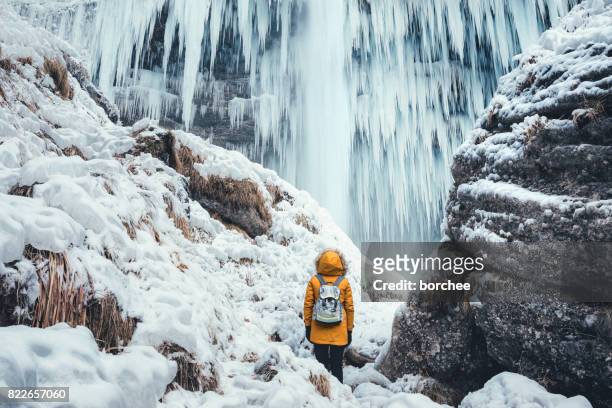 genießen sie die großartige naturlandschaft - frozen waterfall stock-fotos und bilder