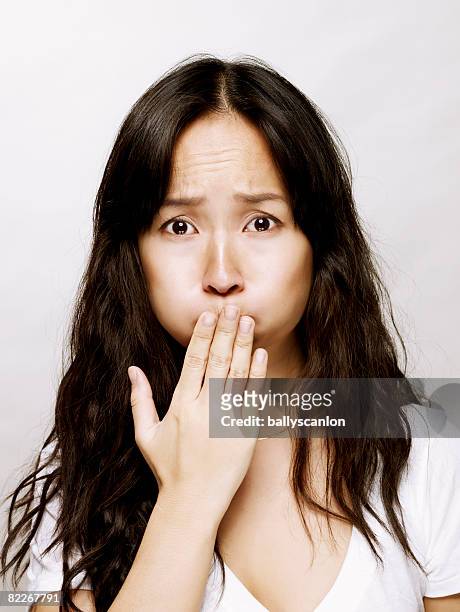 young asian woman with hand over her mouth - vômito - fotografias e filmes do acervo