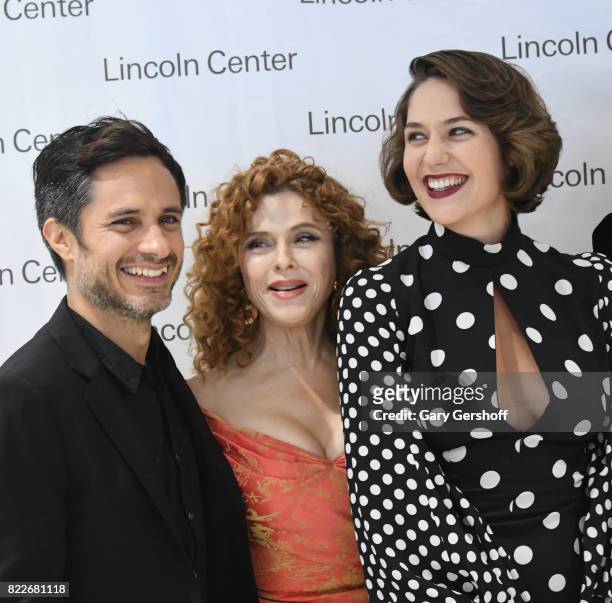 Actors Gael Garcia Bernal, Bernadette Peters and Lola Kirke attend...  Fotografía de noticias - Getty Images